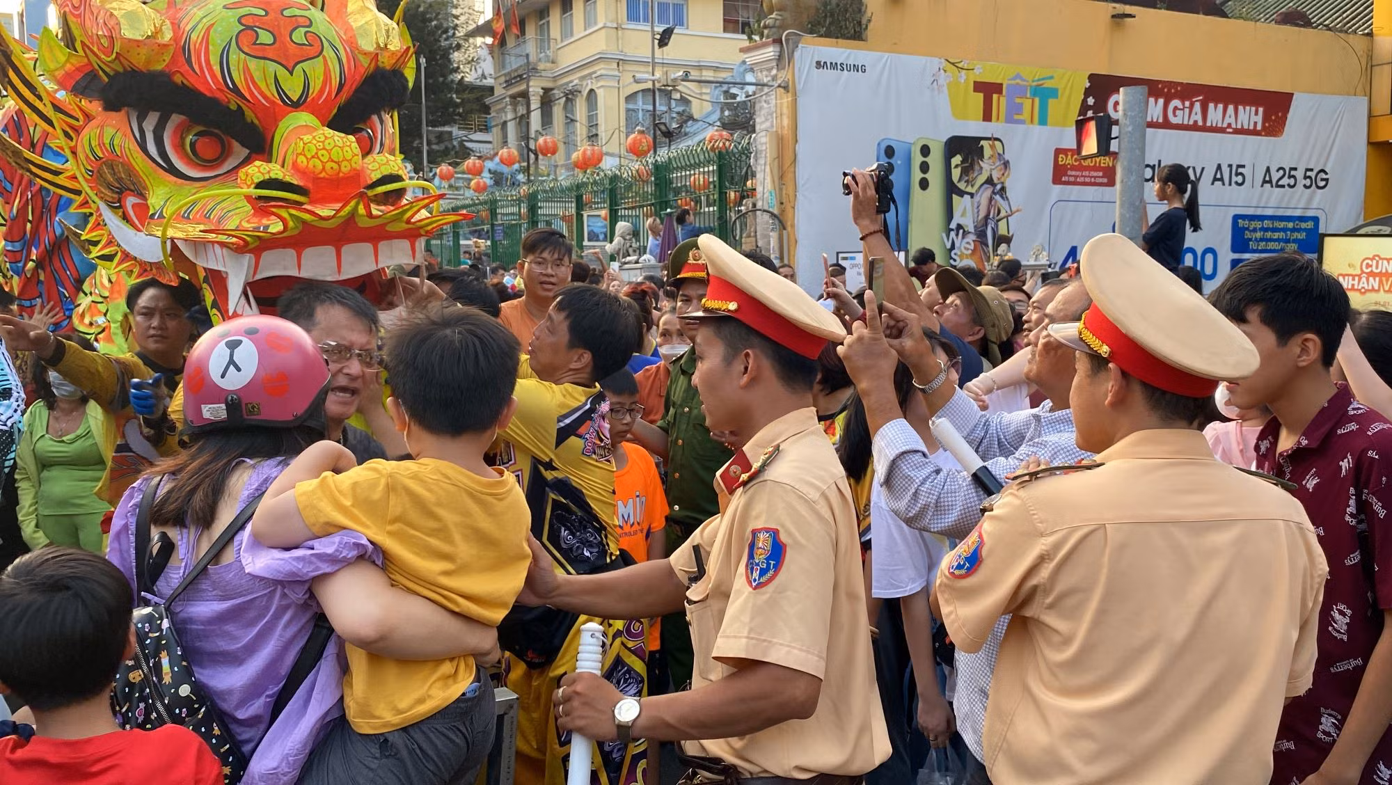 Hàng trăm cán bộ chiến sĩ đội nắng bảo vệ ANTT tại lễ hội Tết Nguyên tiêu ở Chợ Lớn -1
