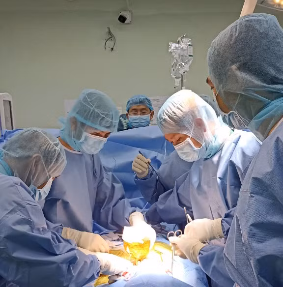 Mang nguyên cây kéo đâm xuyên cổ vào phòng phẫu thuật -0