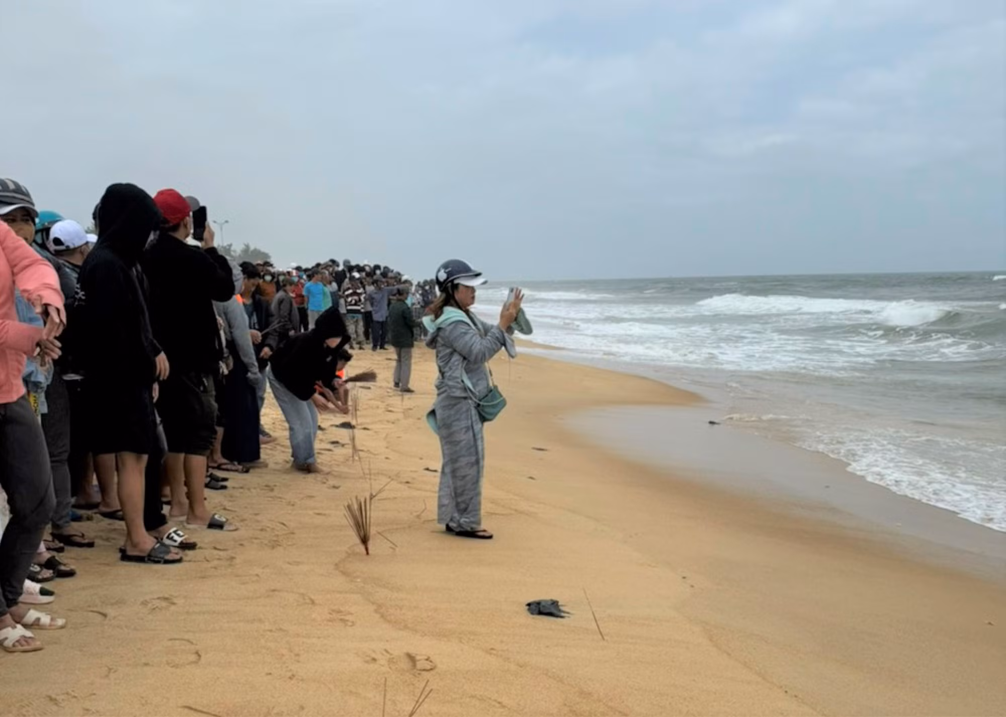 Ngư dân đánh cá phát hiện thi thể nam thanh niên nổi trên biển -0