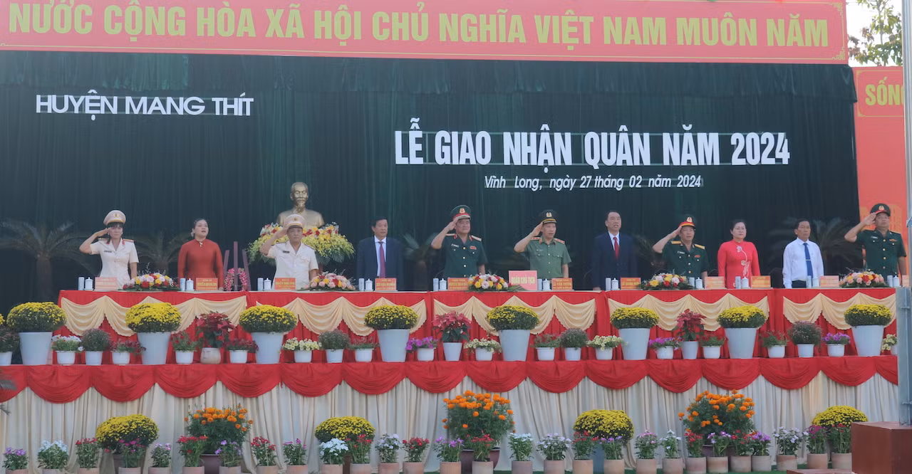 Thanh niên Vĩnh Long hăng hái lên đường nhập ngũ -0