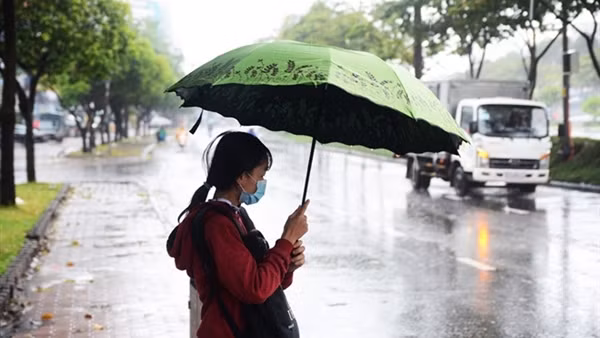 Hà Nội nhiệt độ giảm nhẹ, lác đác mưa; Nam Bộ nắng nóng kéo dài