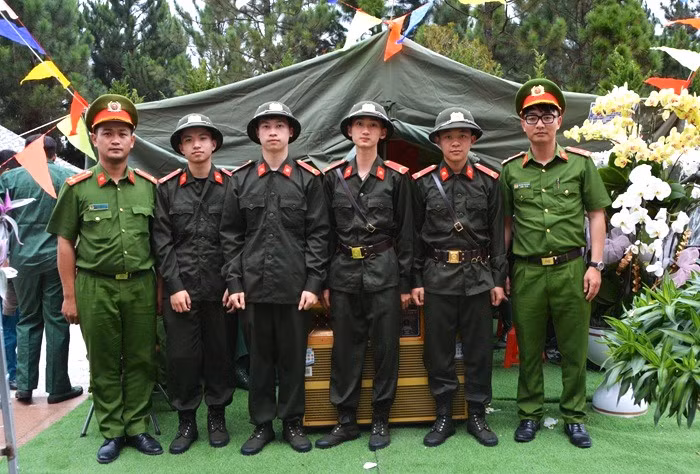 Cử nhân, sinh viên phố núi hăng hái thực hiện nghĩa vụ tham gia CAND -0