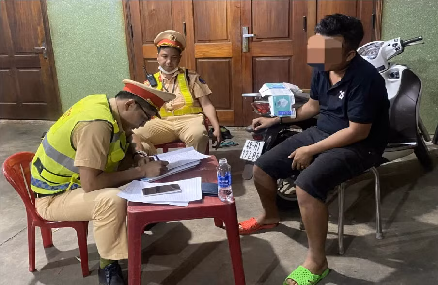 CSGT Đắk Nông bắt nghi phạm lừa đảo trên đường chạy trốn -0