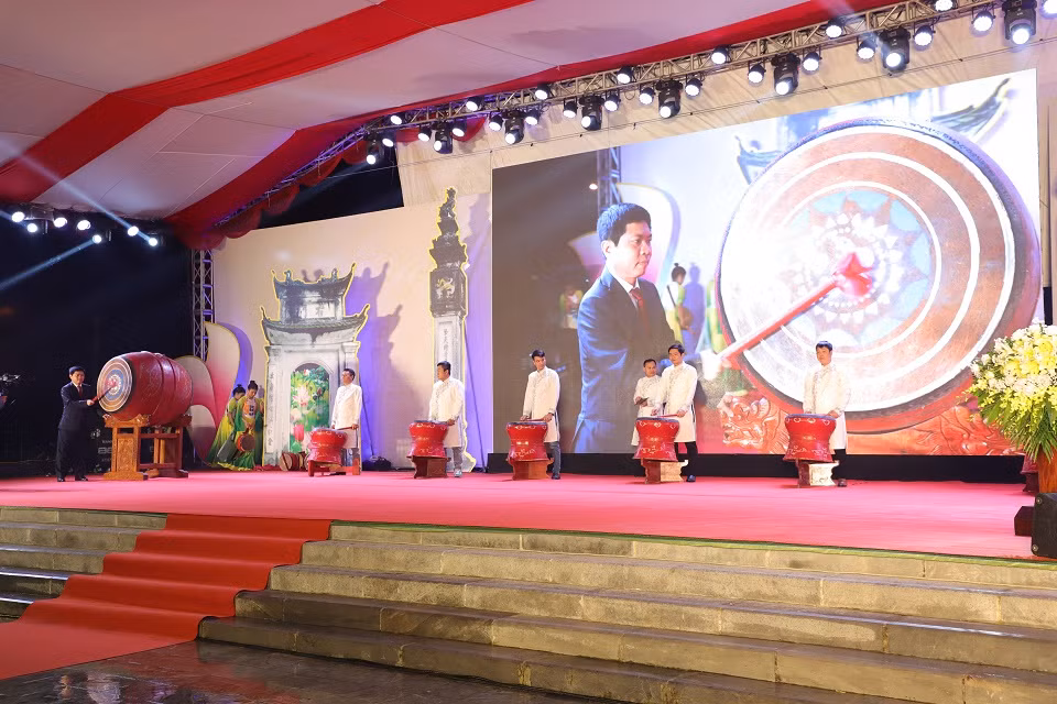 _ong chi truong quoc huy - pho bí thư tỉnh ủy, chủ tịch ubnd tinh, truong _oa n _ai bieu quoc hội tỉnh đánh trống khai hội.jpg -0