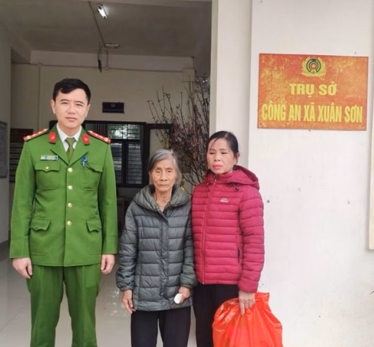 Cụ bà 85 tuổi được Công an xã giúp tìm người thân, trở về đoàn tụ cùng gia đình sau hơn 2 năm lưu lạc -0