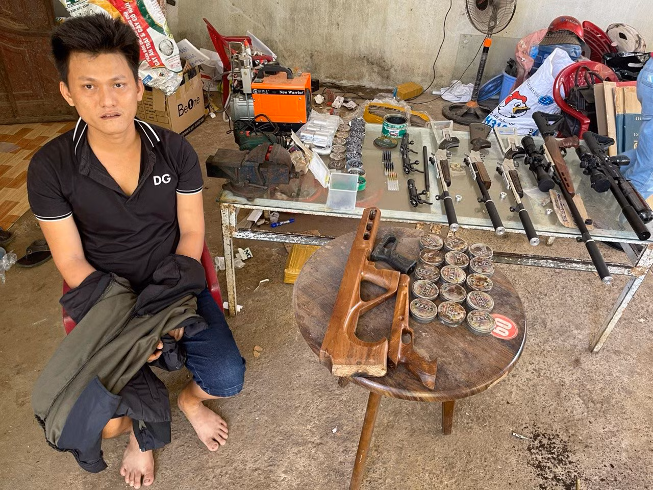 Thuê căn nhà trong khu vườn chuối để chế tạo súng quân dụng -0