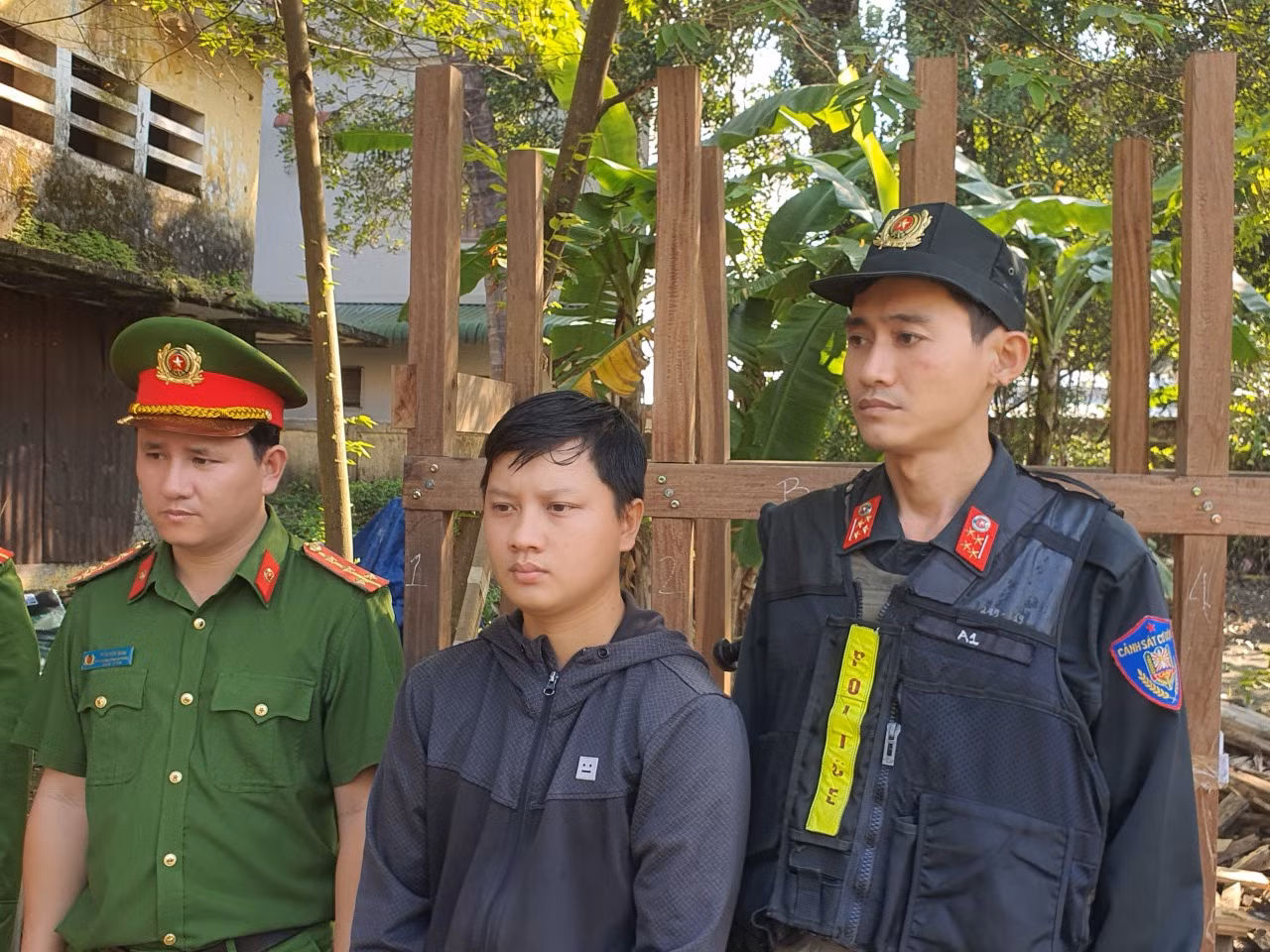 Khởi tố 6 đối tượng sản xuất, buôn bán hàng ngàn tấm kính ô tô giả các thương hiệu -0