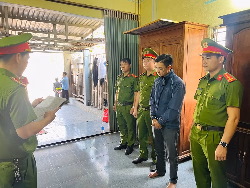 Khởi tố 6 đối tượng sản xuất, buôn bán hàng ngàn tấm kính ô tô giả các thương hiệu -0