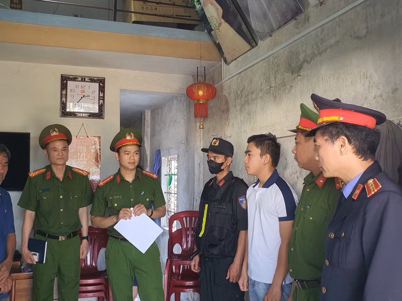 Khởi tố 6 đối tượng sản xuất, buôn bán hàng ngàn tấm kính ô tô giả các thương hiệu -0