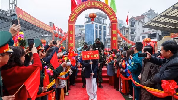 Tân binh bịn rịn chia tay gia đình lên đường nhập ngũ