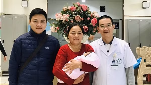 Cứu sống bé sơ sinh bị tim bẩm sinh phức tạp khi vừa chào đời