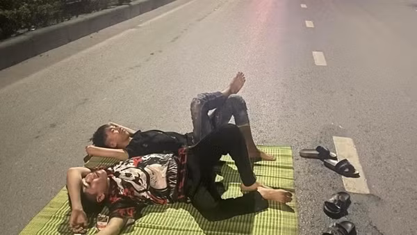 Triệu tập 2 thanh niên trải chiếu nằm trên quốc lộ để "câu like”