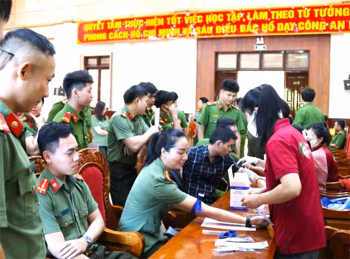 Công an Gia Lai đóng góp 173 đơn vị máu vào kho dự trữ của Bệnh viện đa khoa tỉnh -0