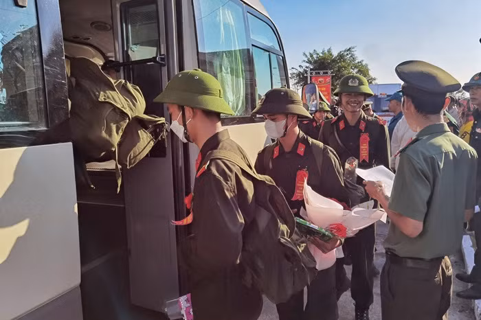 Tiếp nhận nhiều công dân thực hiện nghĩa vụ tham gia CAND 2024 -0