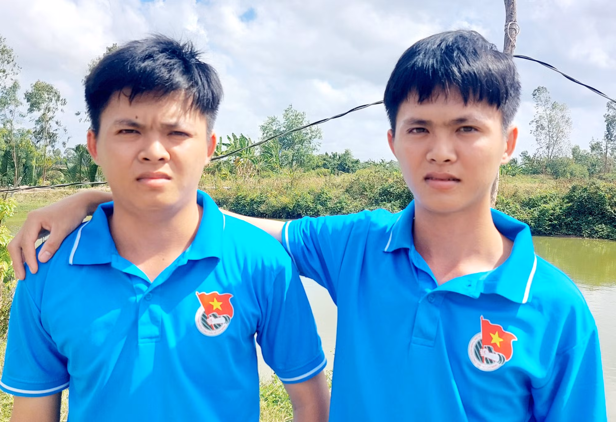 Anh em song sinh tình nguyện lên đường bảo vệ Tổ quốc -0