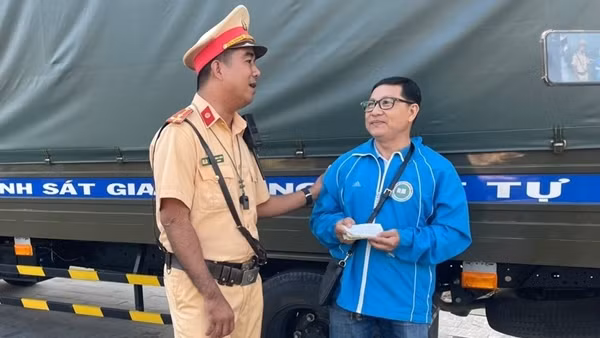 Người dân cảm ơn hành động đẹp của CSGT