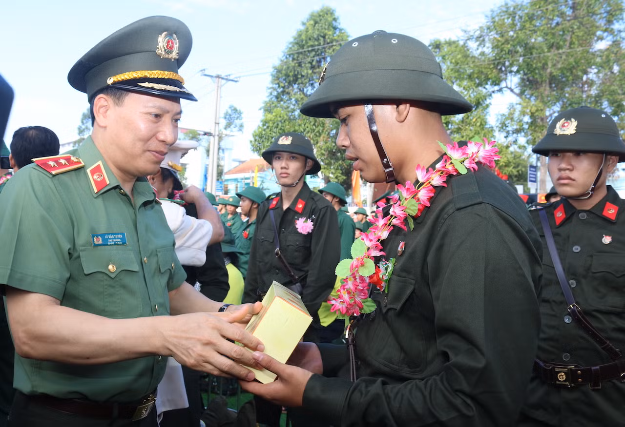 Thanh niên Vĩnh Long hăng hái lên đường nhập ngũ -0