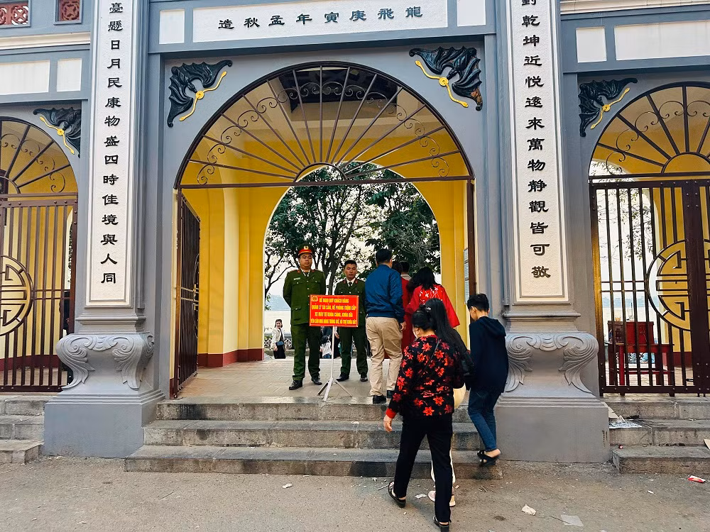 Không xảy ra trộm cắp, móc túi tại Phủ Tây Hồ dịp đầu năm -0