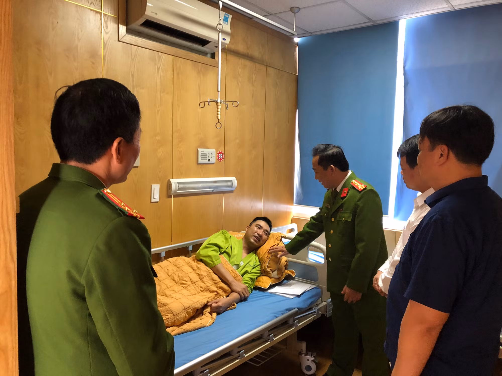 Ban ATGT tỉnh Yên Bái thăm hỏi cán bộ CSGT bị thương khi làm nhiệm vụ -0
