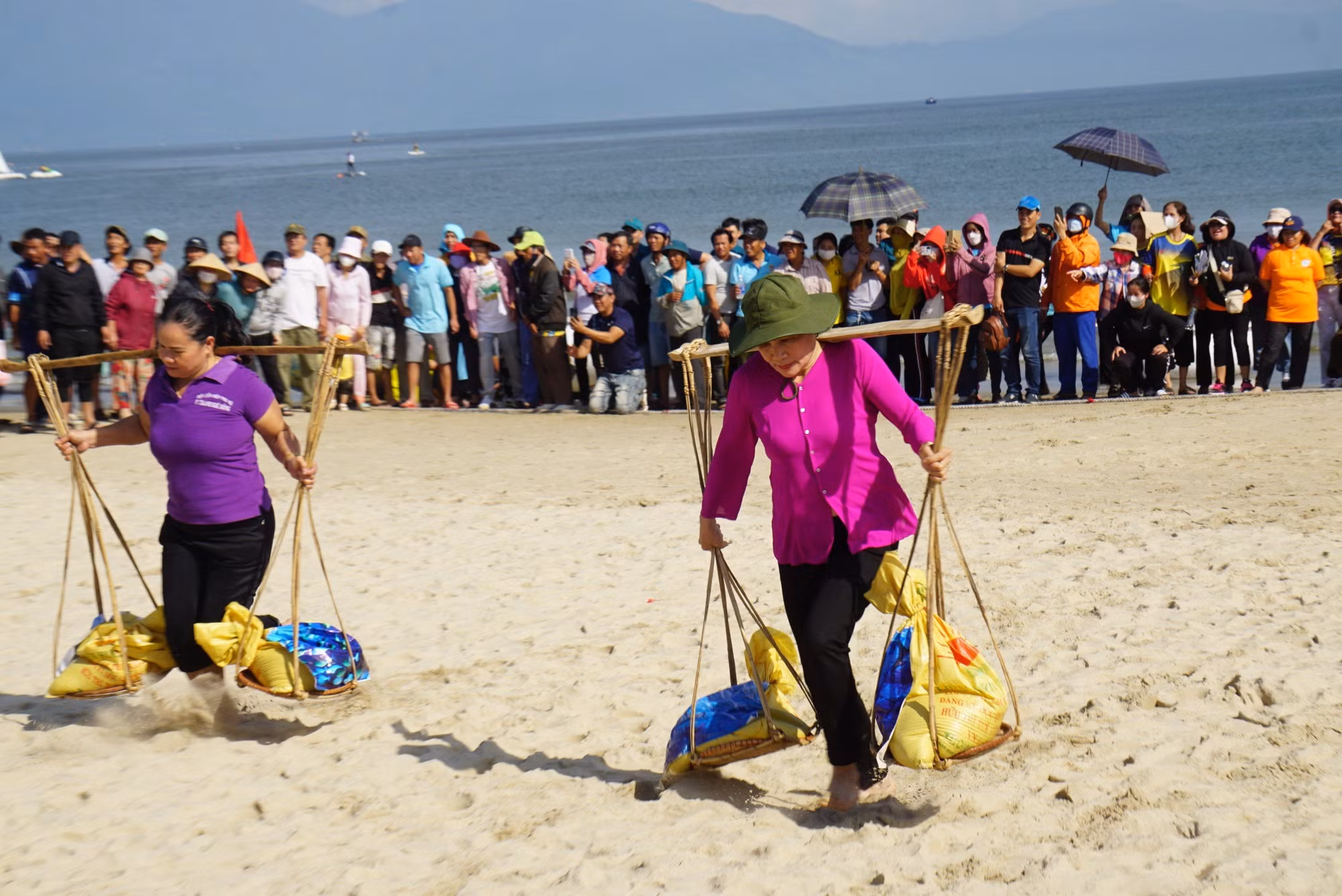 Du khách nô nức khai hội Cầu ngư tại Đà Nẵng -0
