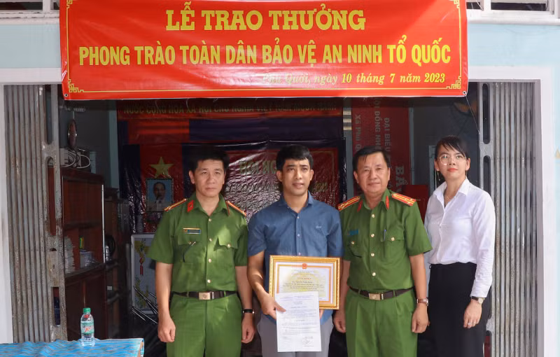 trao_khen_nguoi_dan_bat_cuop_gia-1688983806365.jpg -0