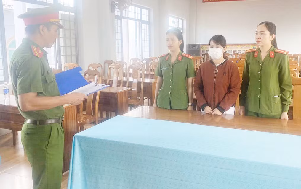 “Bênh vực bạn”, người phụ nữ xé biên bản, tấn công CSGT -0