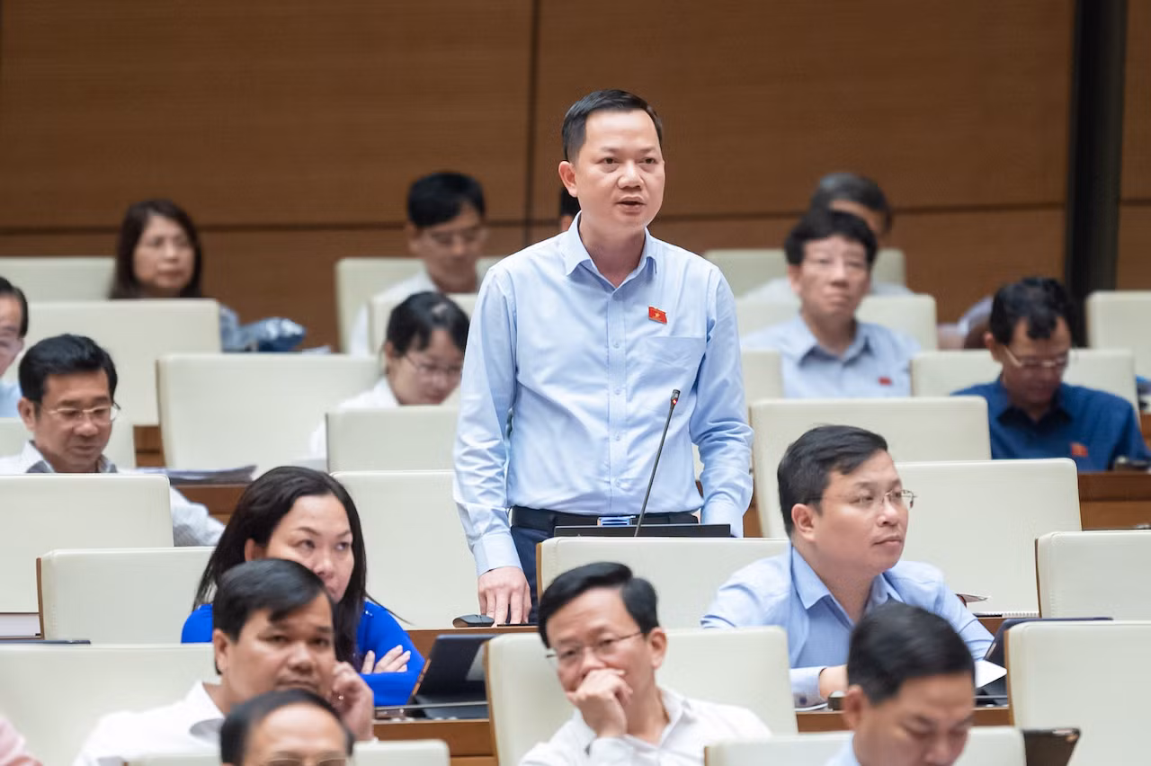 ĐBQH Trịnh Xuân An tranh luận.