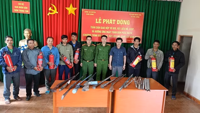 Người dân giao nộp 132 súng tự chế cùng hàng nghìn viên đạn -0