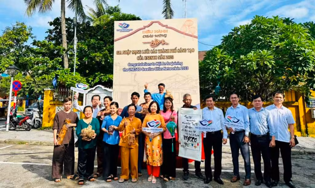 Người dân Hội An diễu hành mừng sự kiện gia nhập mạng lưới thành phố sáng tạo toàn cầu của UNESCO -1