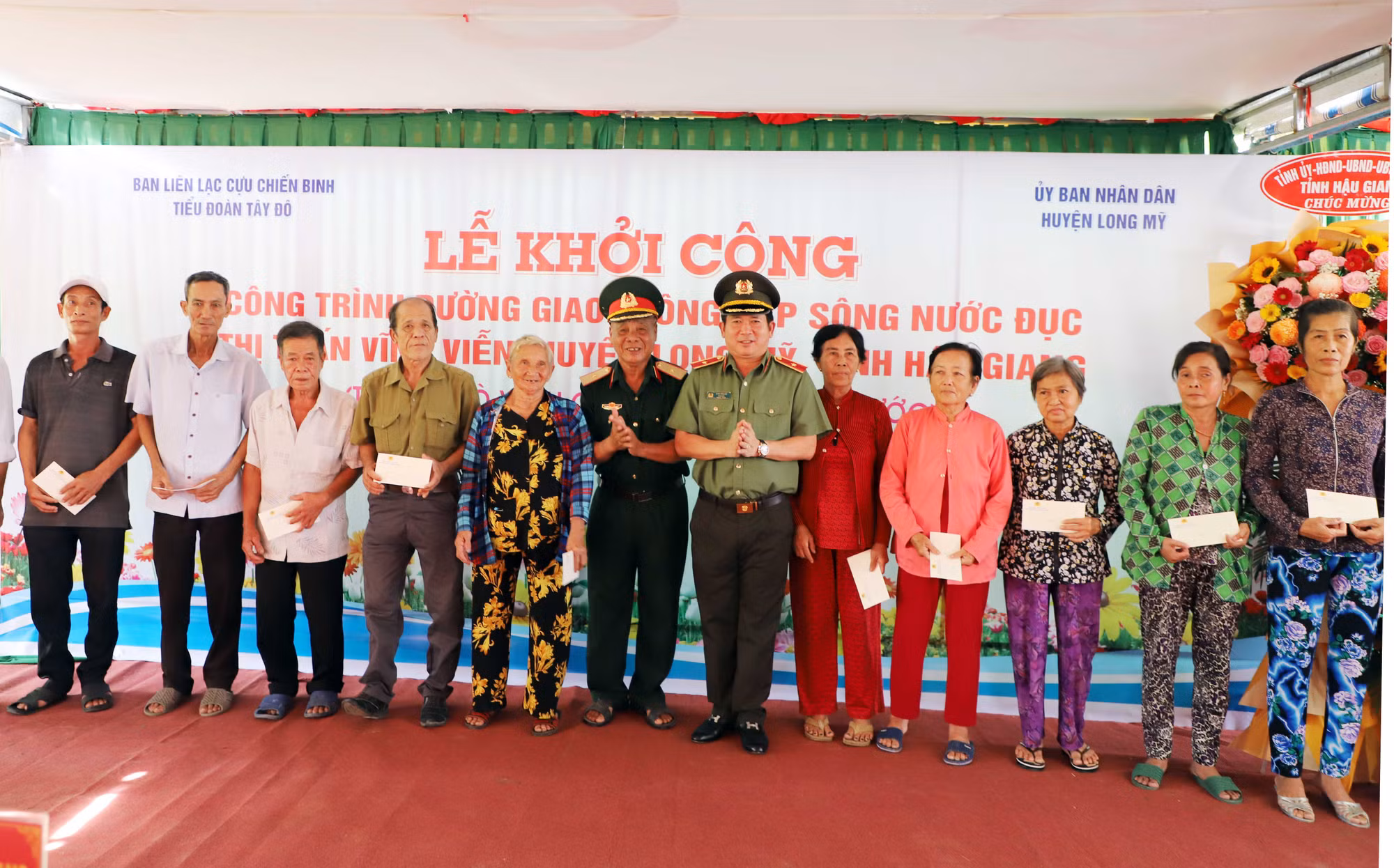 Cựu chiến binh Tiểu đoàn Tây Đô góp sức xây dựng đường nông thôn vùng căn cứ cách mạng -0
