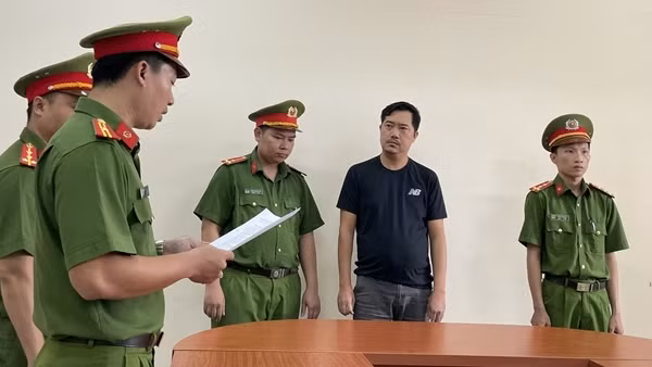 Triệt phá đường dây buôn lậu điện thoại di động, máy tính trị giá 300 tỷ đồng