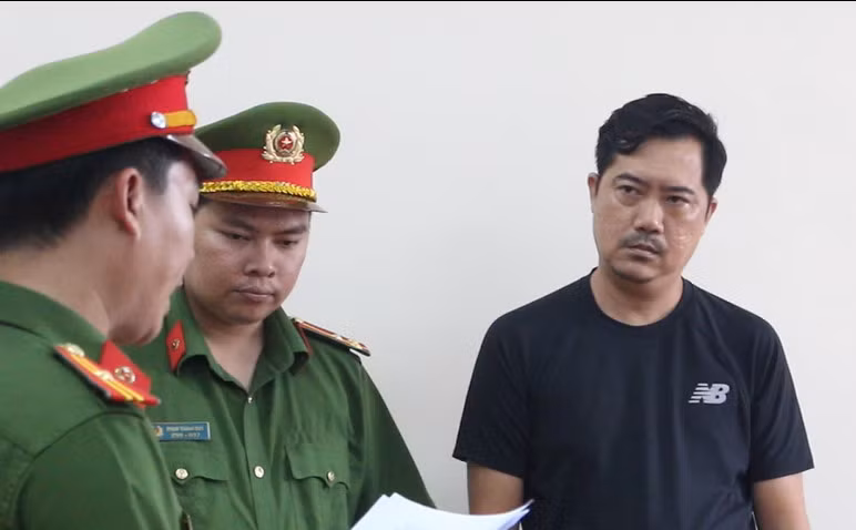 Triệt phá đường dây buôn lậu điện thoại di động, máy tính 300 tỷ đồng -0