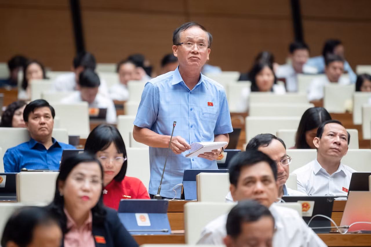 ĐBQH Vũ Xuân Hùng thảo luận ở hội trường.