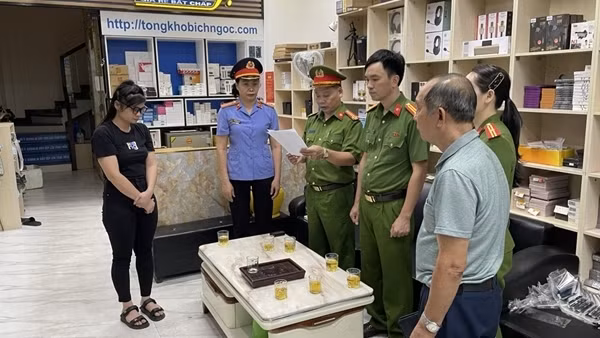 Khởi tố chủ cửa hàng bán linh kiện điện thoại về tội buôn lậu