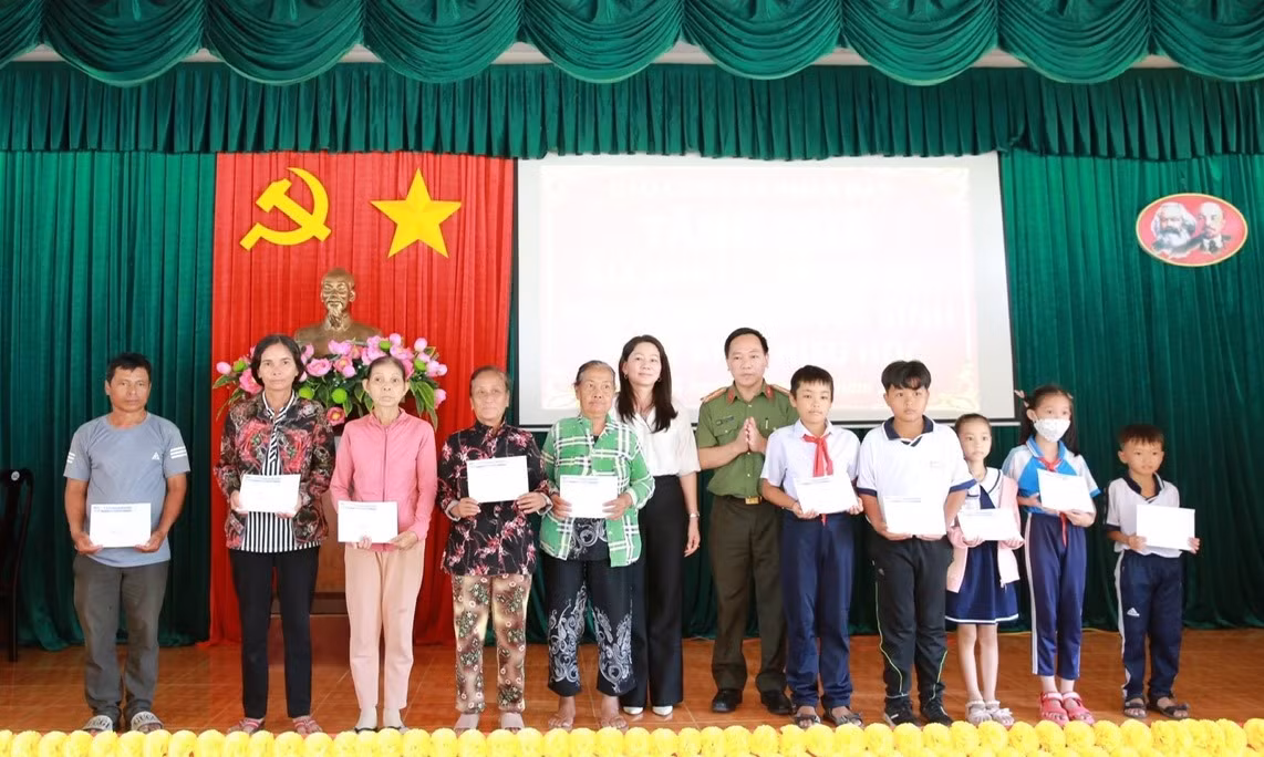 Báo CAND trao tặng quà gia đình chính sách, học sinh nghèo quê hương Đất Đỏ anh hùng -0