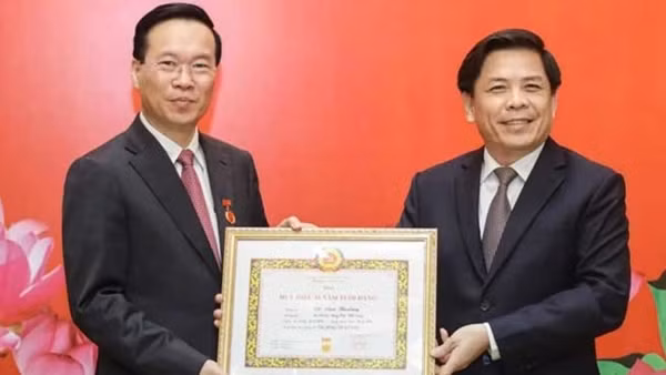 Chủ tịch nước Võ Văn Thưởng nhận Huy hiệu 30 năm tuổi Đảng