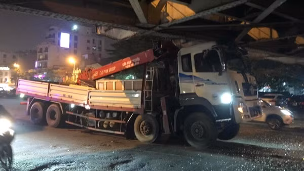 Xe cẩu đâm vào gầm cầu Long Biên rồi mắc kẹt, hai người bị thương
