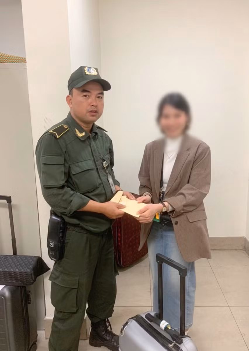 Nhiều khách “lơ đễnh” quên túi đồ chứa vàng, tiền tại sân bay Nội Bài -0