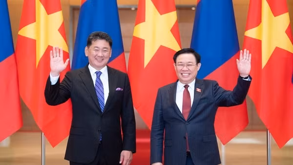 Chủ tịch Quốc hội Vương Đình Huệ hội kiến Tổng thống Mông Cổ