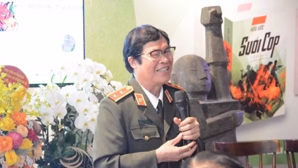 Trung tướng, nhà văn Hữu Ước ra mắt “Suối Cọp”