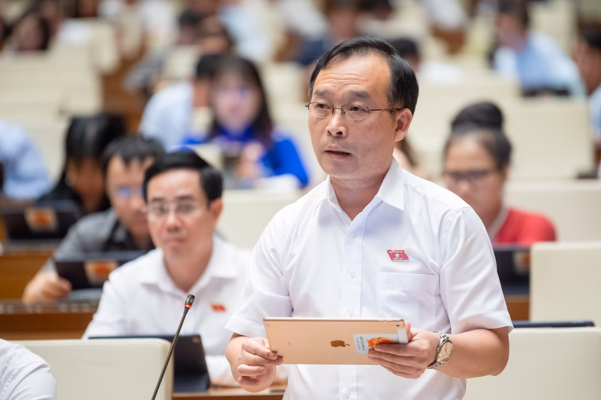 ĐBQH Trần Văn Tuấn thảo luận tại hội trường.