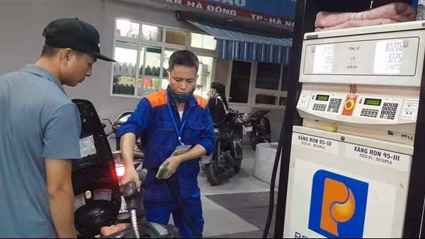 Giá xăng tăng hơn 400 đồng/lít, giá dầu giảm