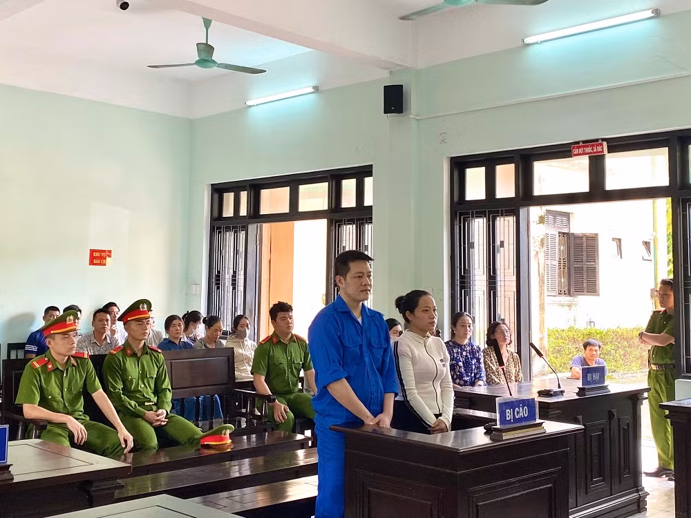 Lừa hơn 18 tỷ đồng, cựu cán bộ cùng vợ lãnh 33 năm tù -0