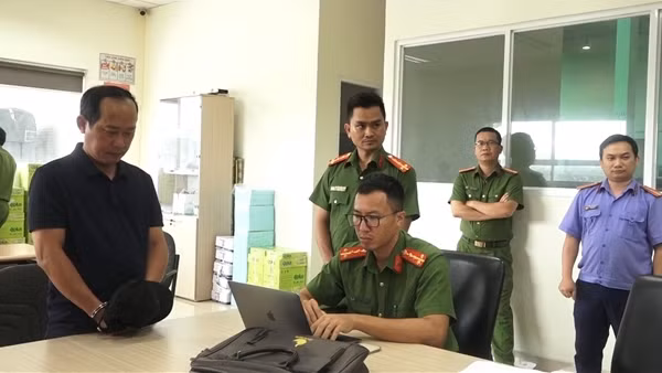 Thủ kho tự làm phiếu xuất, “uống trôi” hàng nghìn chai C2, Rồng đỏ