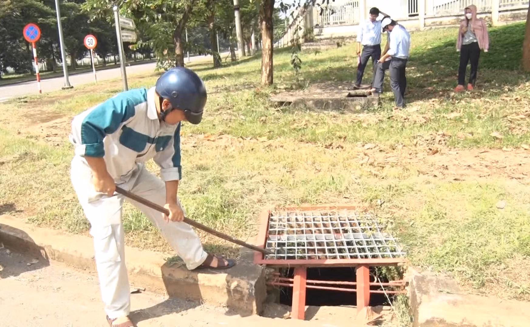 Kiểm tra việc xả thải ra suối Bí khiến cá chết bất thường -0