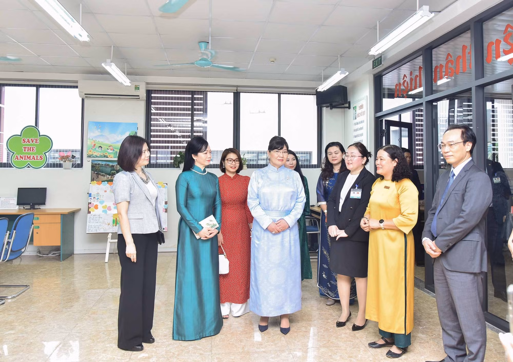 Phu nhân Tổng thống Mông Cổ thăm Trường Tiểu học Chu Văn An -0