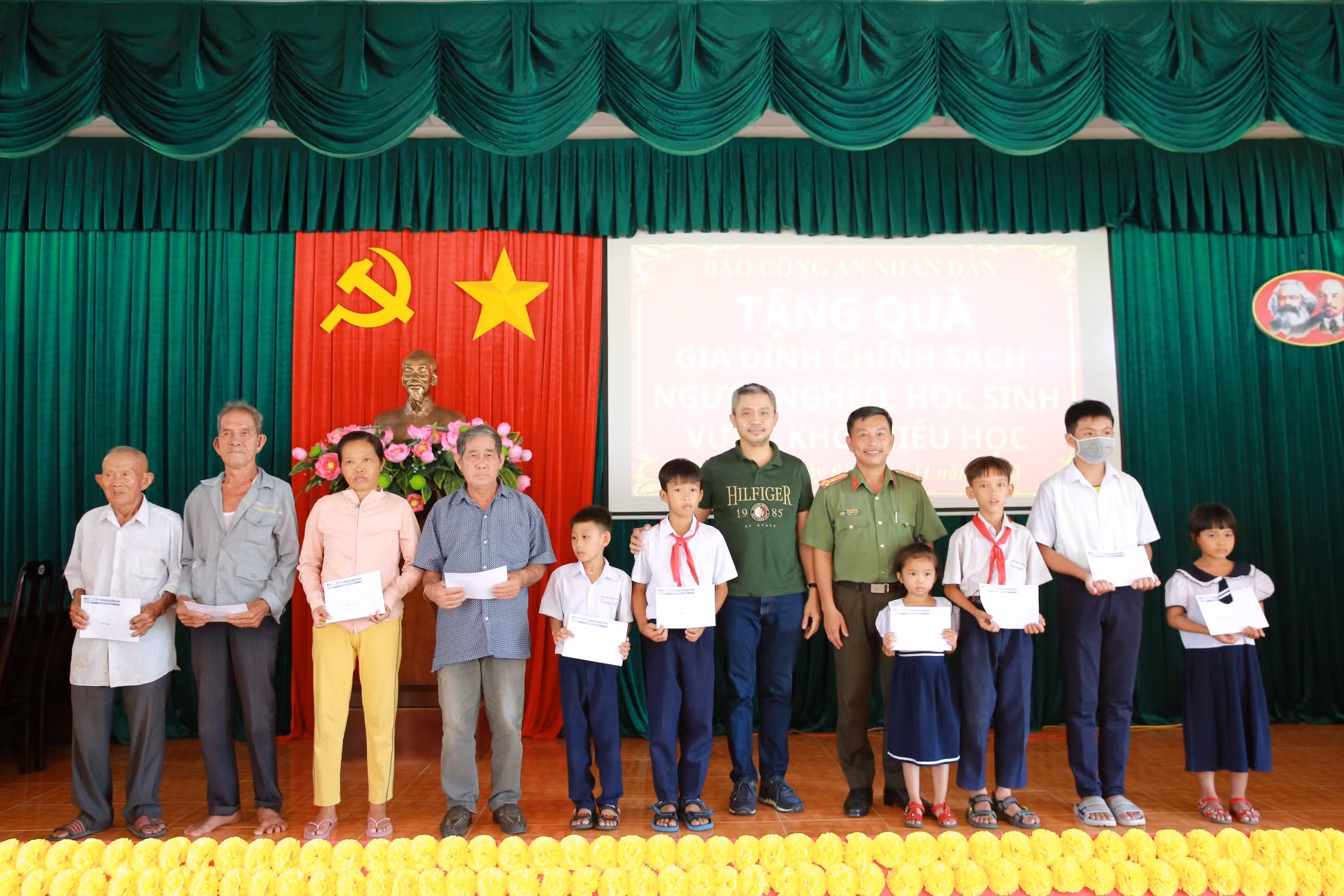 Báo CAND trao tặng quà gia đình chính sách, học sinh nghèo quê hương Đất Đỏ anh hùng -0