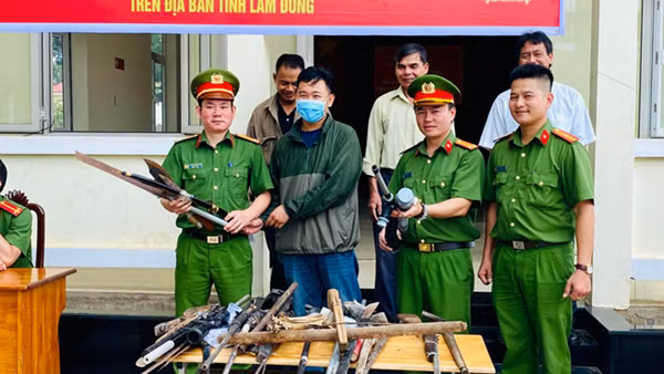 Người dân Lâm Đồng giao nộp 132 súng tự chế cùng hàng nghìn viên đạn