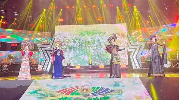 Chương trình giao lưu nghệ thuật “Mùa xuân trên những nẻo đường” chào năm mới 2024