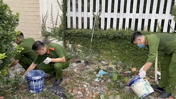 Dọn kim tiêm, lắp camera phòng ngừa con nghiện hút chích quanh Bệnh viện Bạch Mai
